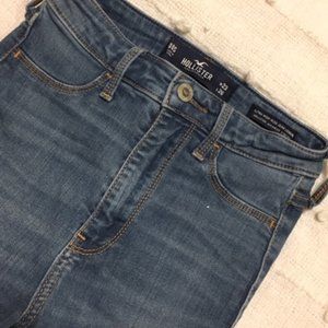 Hollister Ultra High-Rise Destressed Skinny Jeans Size 00S  Waist 23  Lenght 26